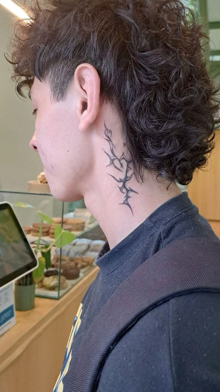 Тату на шею 6
